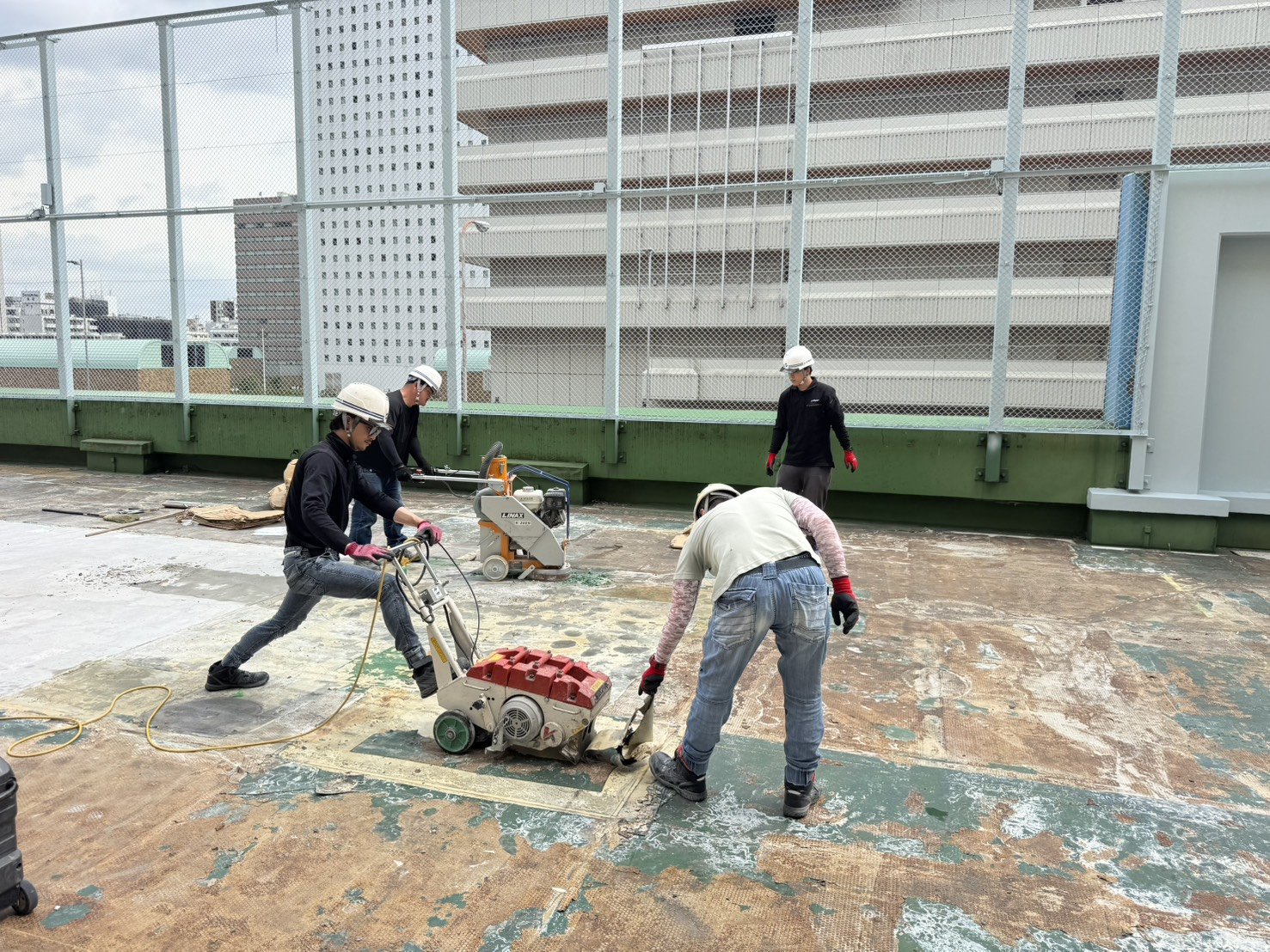 東京都豊島区／商業施設ビル屋上／剥離工事の施工写真